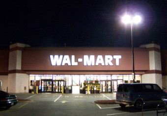 Walmart Goes Crazy On Couple Suspected Of Shoplifting
