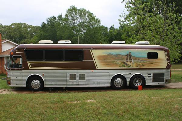 If You Want Willie Nelson’s Former Tour Bus, It’s Currently Being Sold On Craigslist