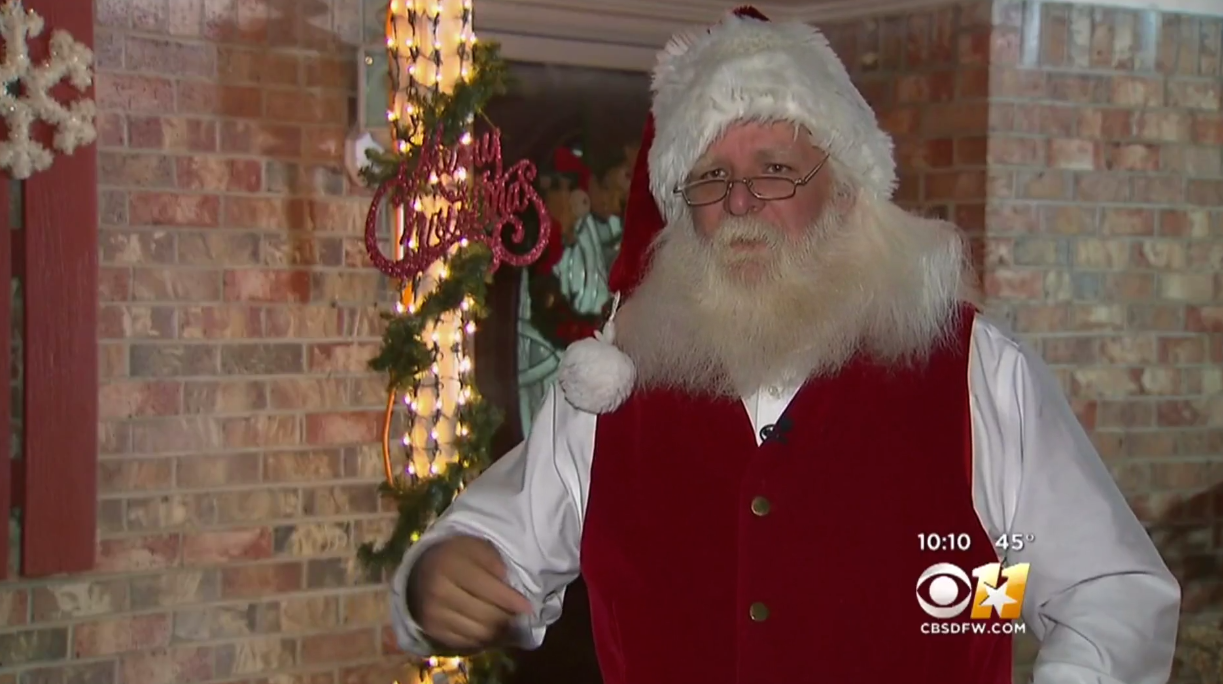 Man Kicked Out Of Six Flags For Being An Unapproved Santa Lookalike