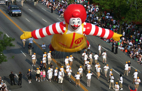 McDonald's Worker Screams And Runs Away From Little People, Probably Shouldn't Be Assigned To Register