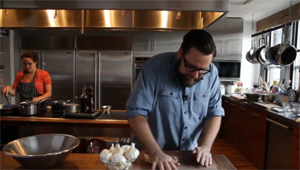 Peel A Head Of Garlic In 10 Seconds