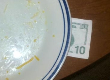 This $10 Tip Is Not The Best Way To Show Your Gratitude To Your Server