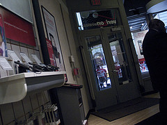If You Want A Cell Phone Without A New Contract, Don't Go To The Verizon Store