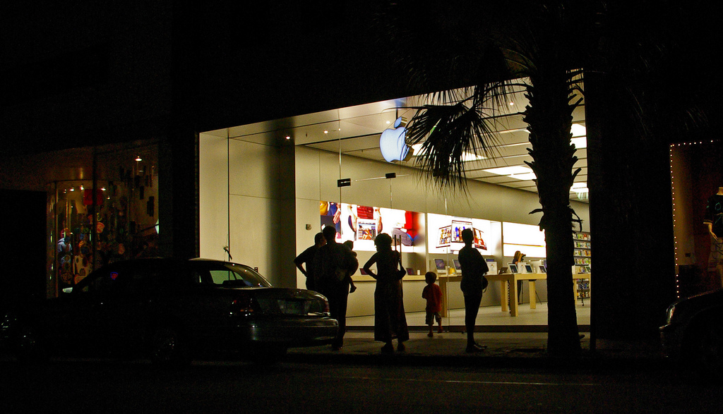 Apple Stores Rake In Money, Get Mall Rent Breaks