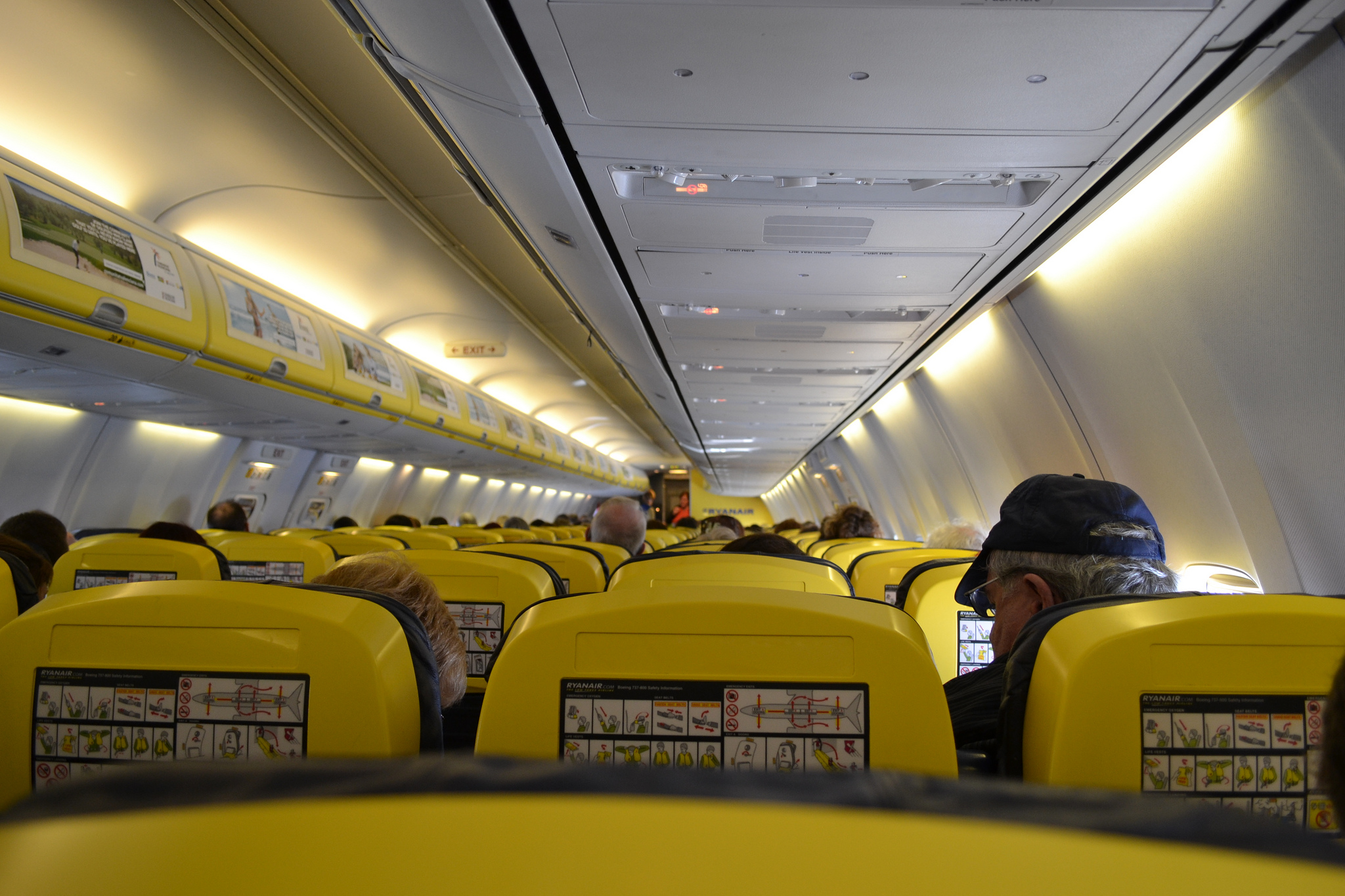 Ryanair Flight Attendant Lists Passenger’s Camera On eBay, Gets Caught. los...