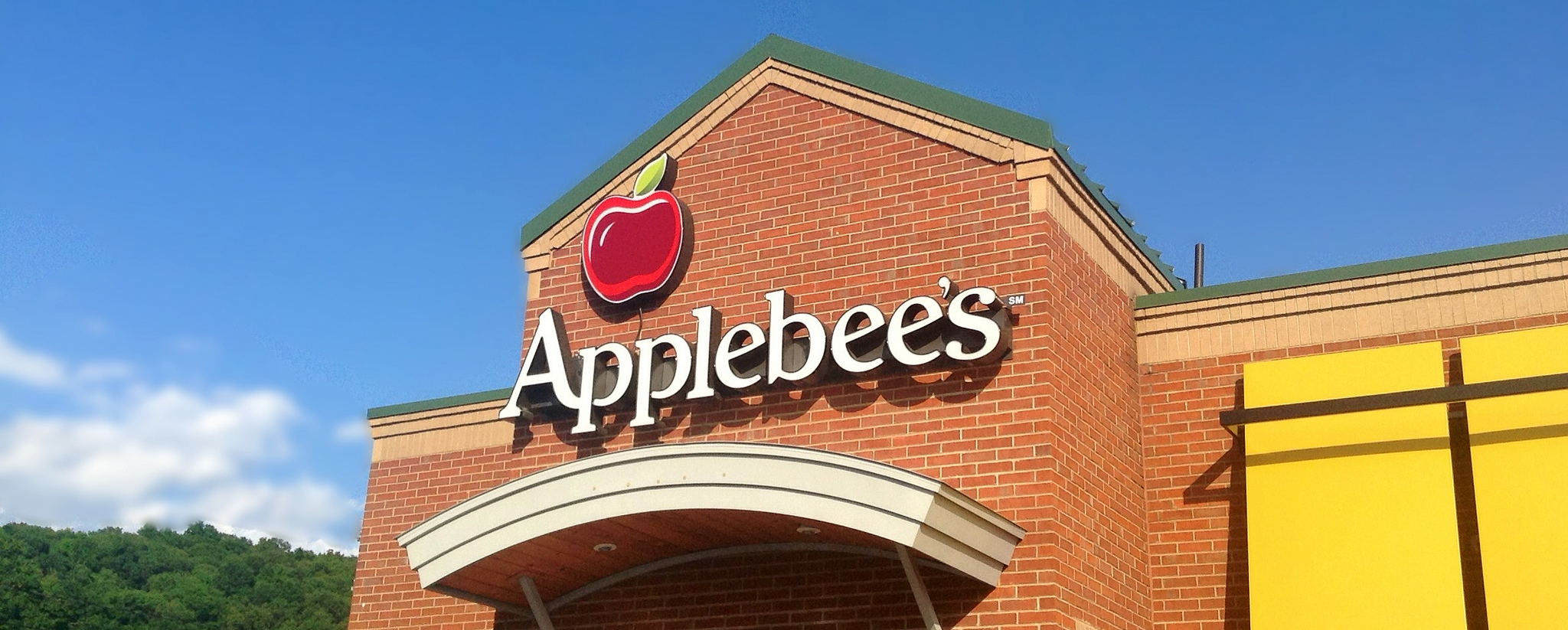 Woman Files Lawsuit Against Applebee’s Claiming She Found Bloody Fingertip In Her Salad