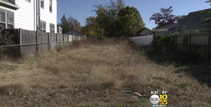 The vacant lot that used to have a house on it. (CBS New York)