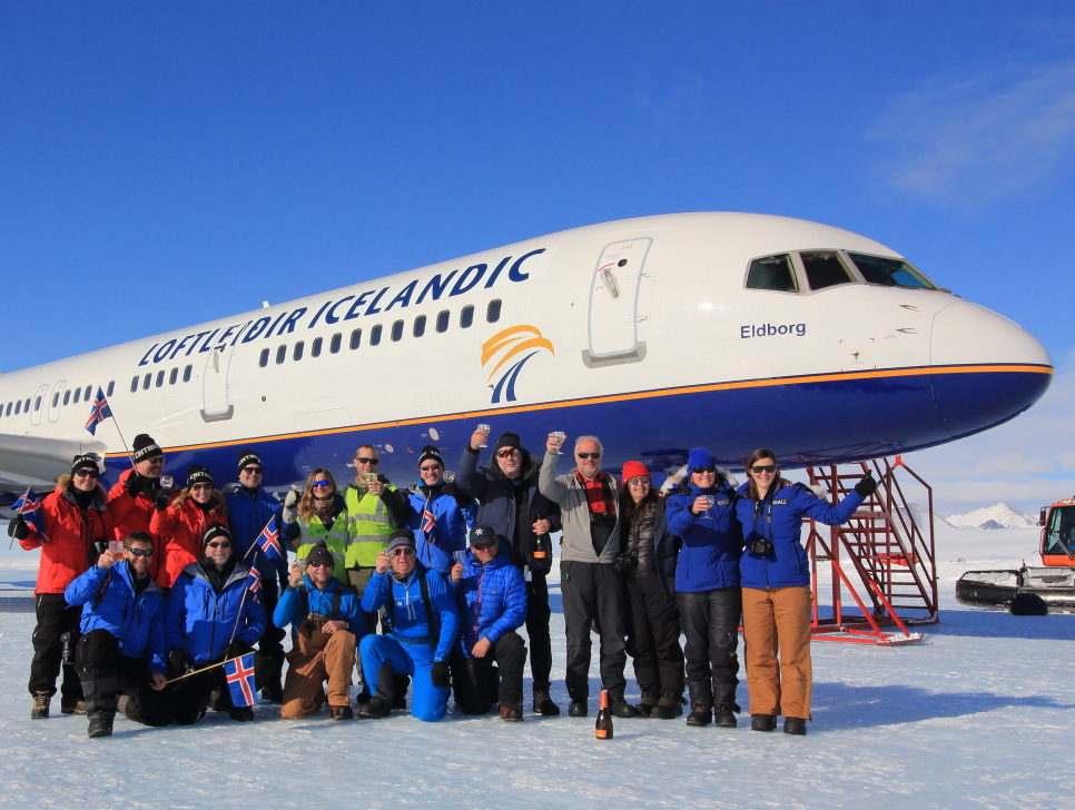 Самолет в антарктиде. Boeing 757 Icelandair. Антарктида с самолета. Аэропорт в Антарктиде. Боинг в Антарктиде.