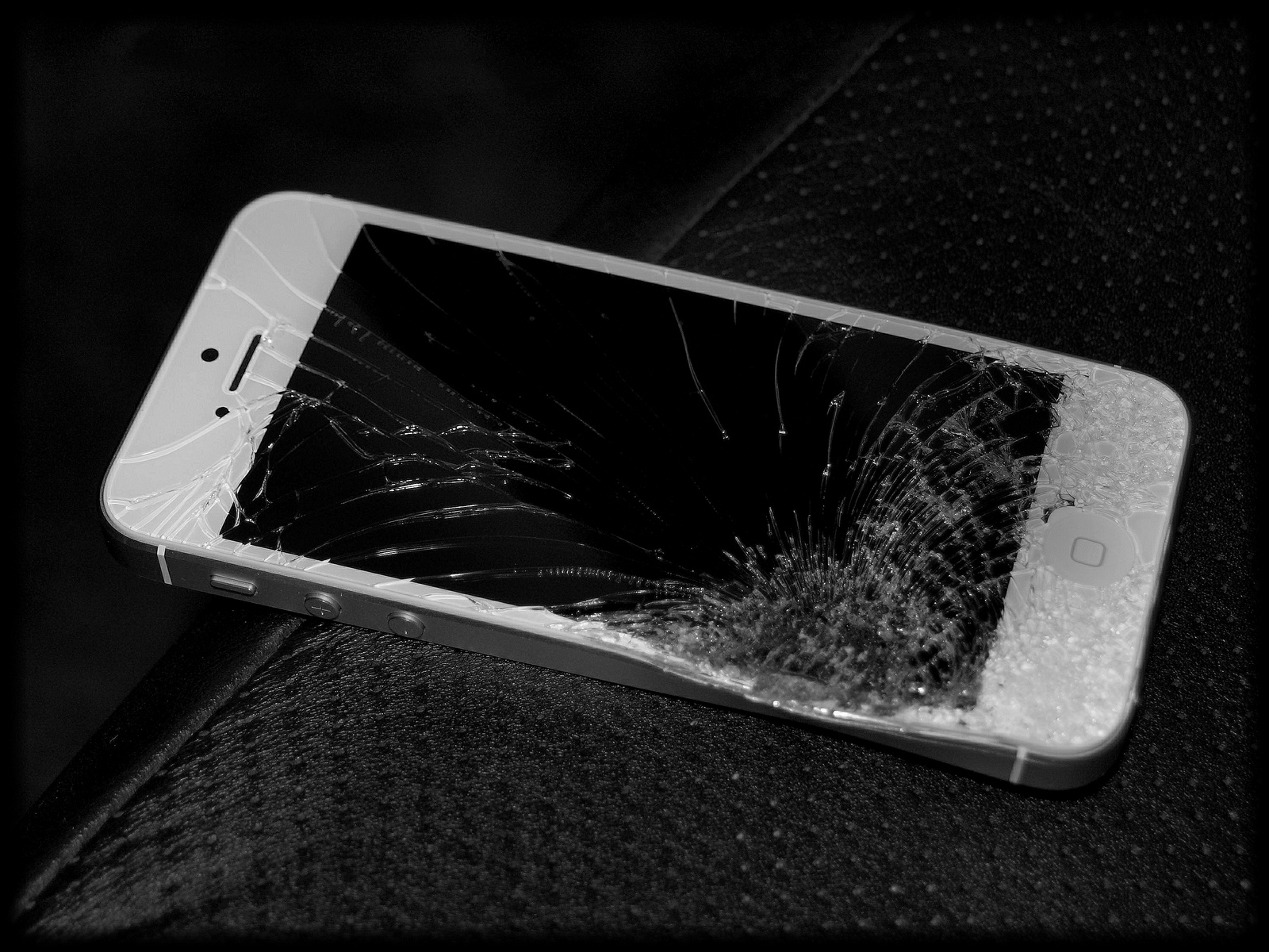 Фото разбивать телефон. Iphone 6 разбитый. Сломанный смартфон. Сломанный айфон. Разбитый экран смартфона.